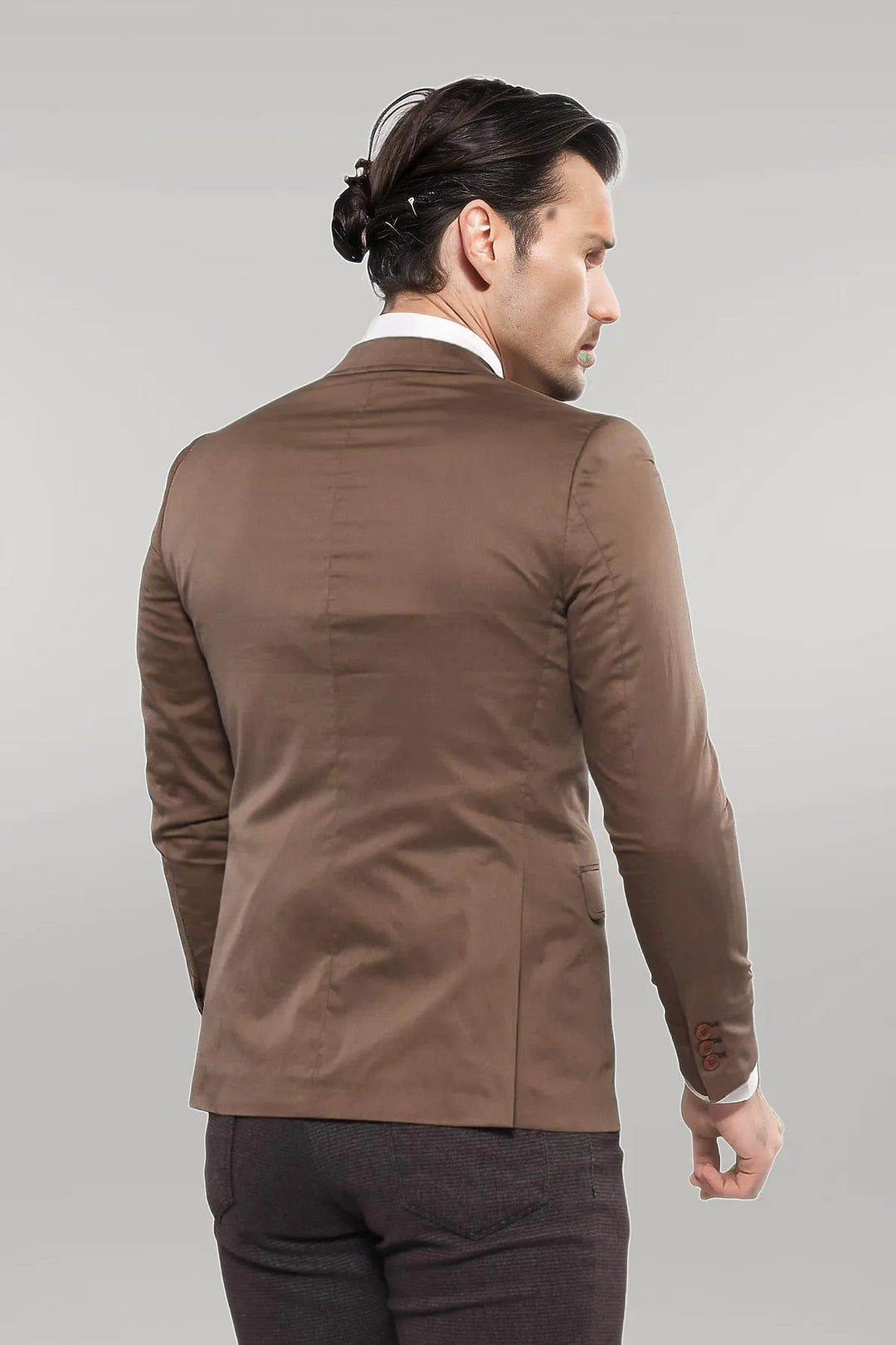 Chaqueta color canela con pieza de hombro con solapa monocromática y botones dobles-Wessi