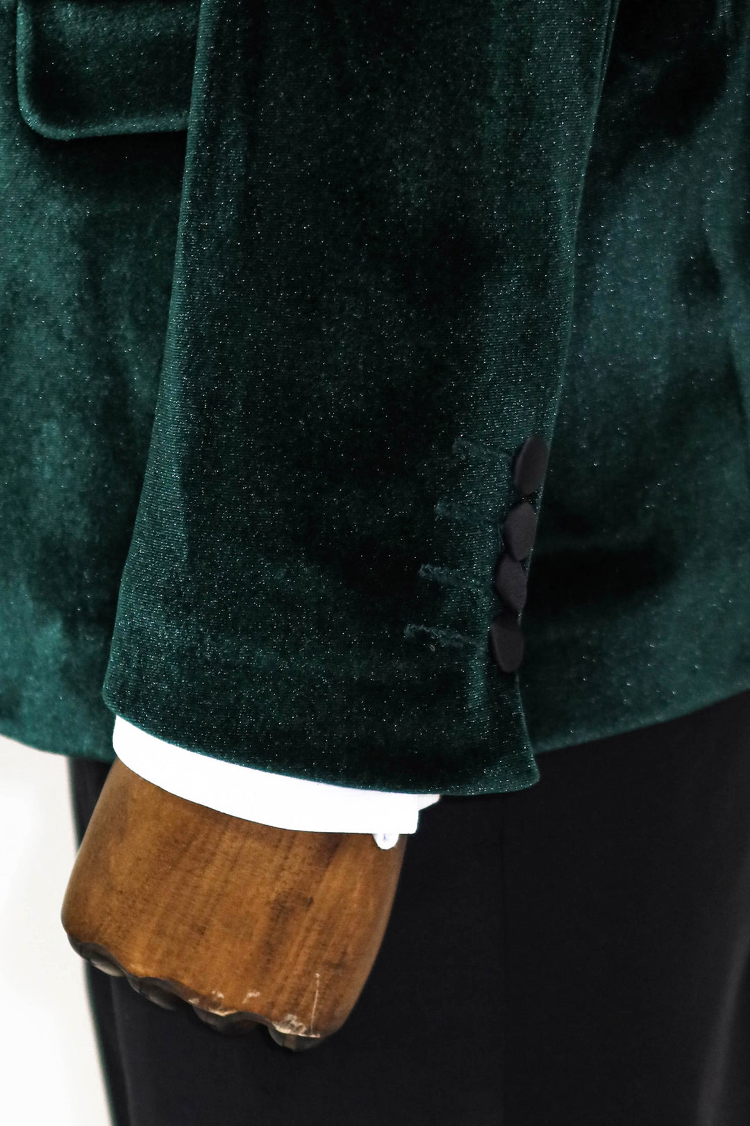 Blazer de fiesta de hombre verde oscuro de terciopelo con solapa de pico y corte entallado