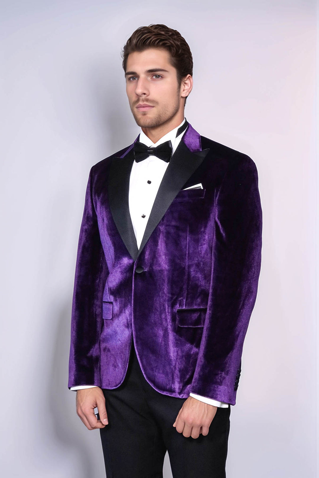 Blazer de fiesta de hombre morado con un solo botón y corte entallado de terciopelo