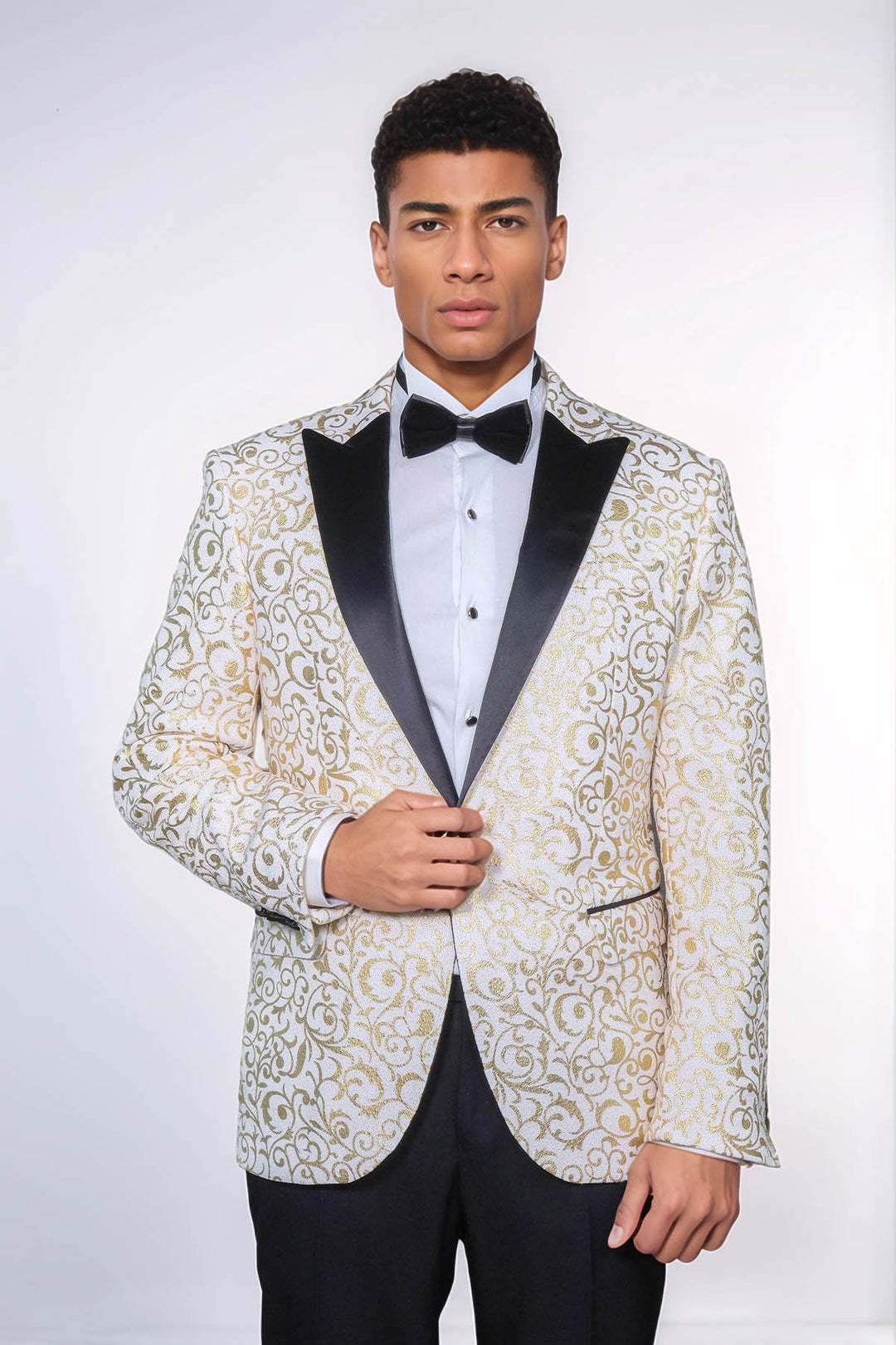 Blazer de graduación para hombre con estampado de volutas doradas sobre blanco - Wessi