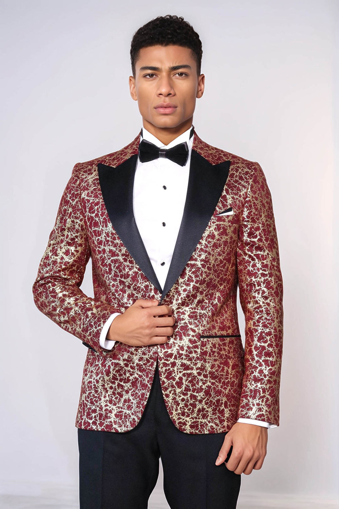 Combinación de blazer y pantalón de fiesta con estampado de raíces y solapa de pico en color burdeos para hombre - Wessi