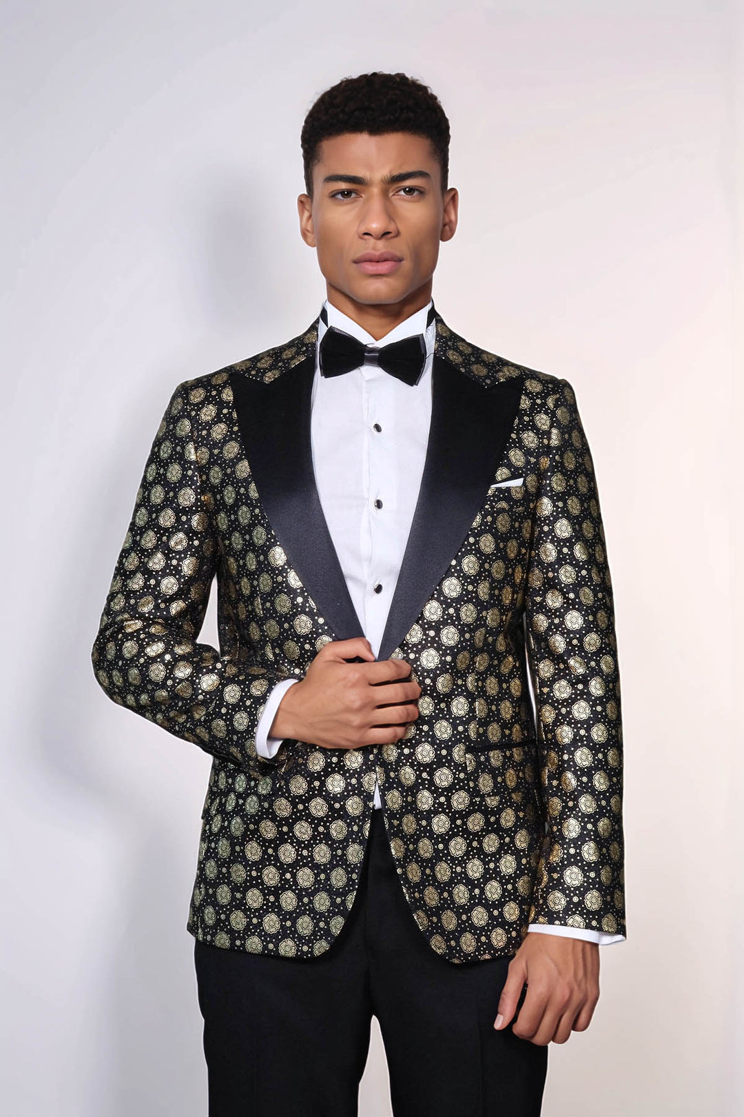 Blazer de graduación para hombre negro con solapa de pico y estampado floral - Wessi