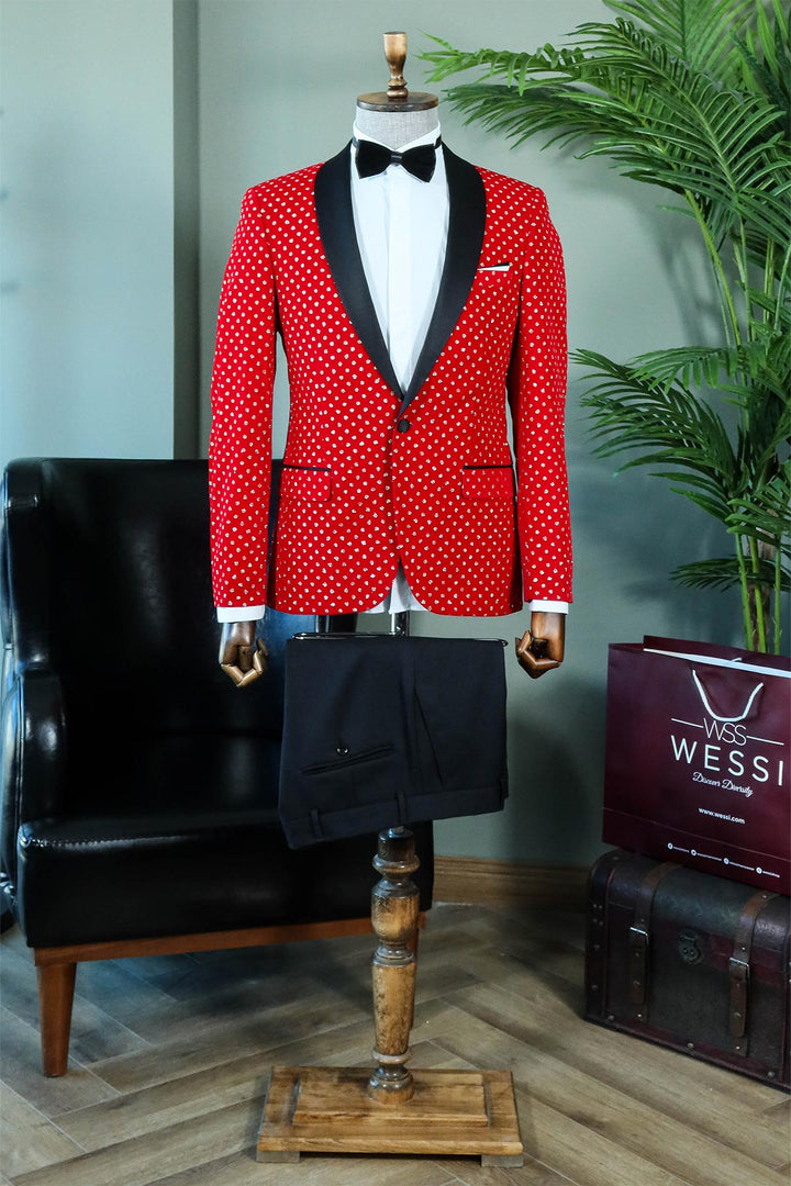 Red Sciarpa a Pois con Risvolto Tuxedo e Pantaloni Black - Look Sera Audace