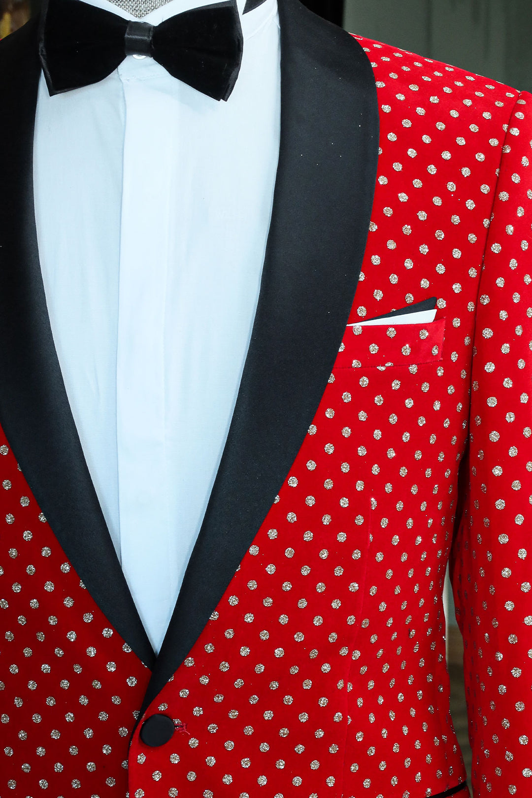 Red Sciarpa a Pois con Risvolto Tuxedo e Pantaloni Black - Look Sera Audace