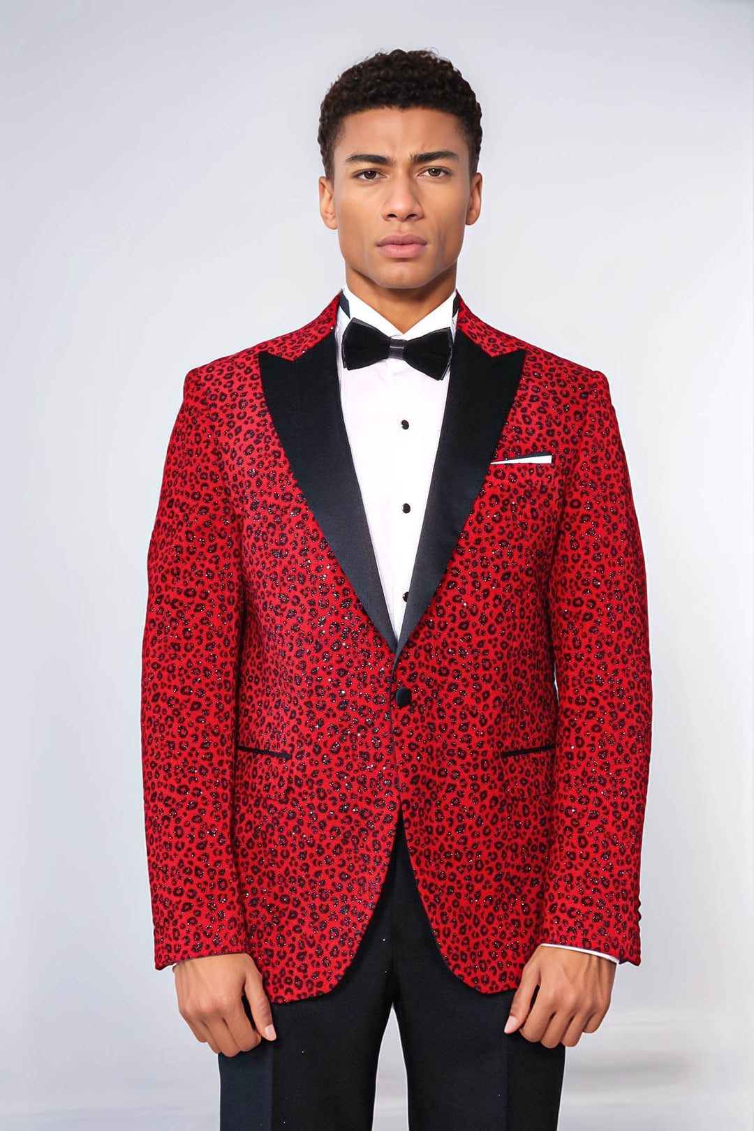 Blazer de graduación para hombre en color burdeos con solapa de pico y corte entallado con estampado de leopardo