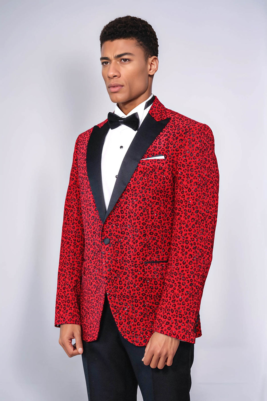 Blazer de graduación para hombre en color burdeos con solapa de pico y corte entallado con estampado de leopardo