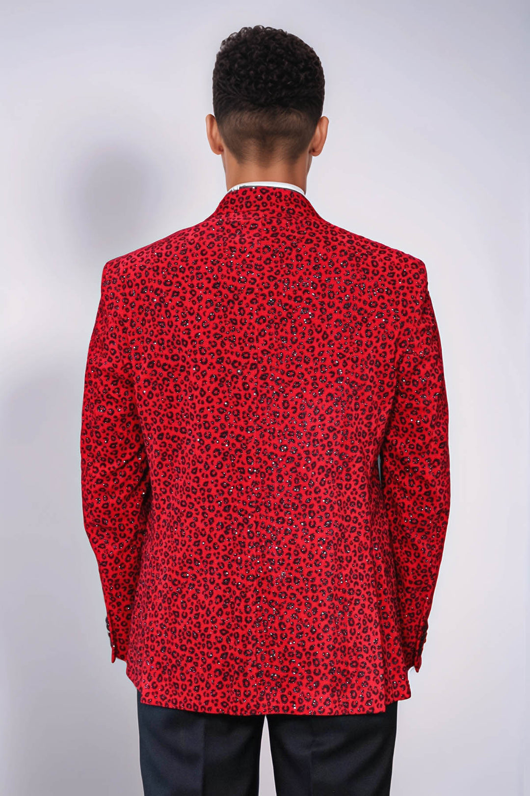 Blazer de graduación para hombre en color burdeos con solapa de pico y corte entallado con estampado de leopardo