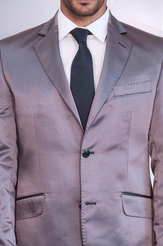 Traje de novio gris satinado con solapa modelada de dos piezas y dos botones