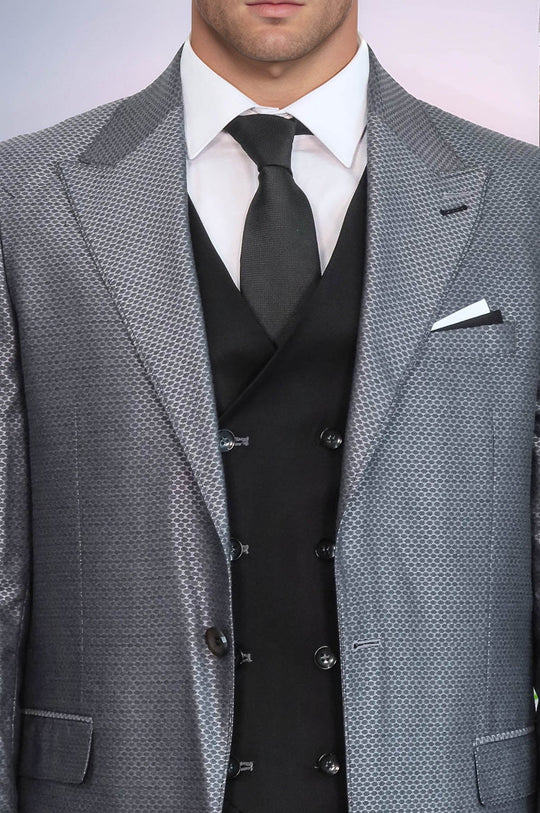 Giacca grigia abbinata a abito nero - Wessi