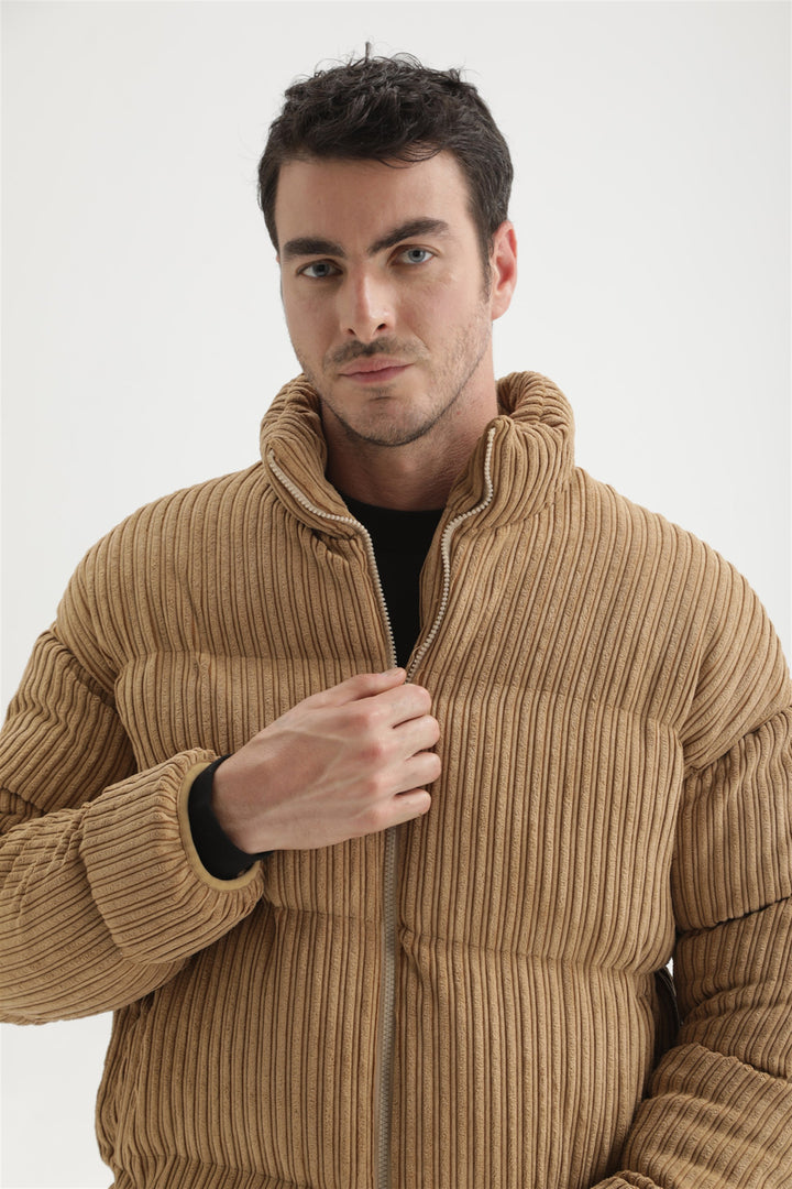 Abrigo hinchable de pana con cuello vertical beige para hombre - Wessi