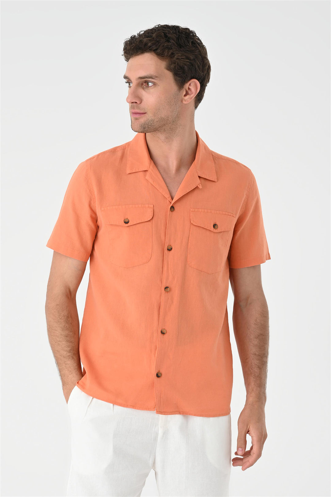 Camisa naranja con detalle de bolsillo y cuello Camp para hombre - Wessi