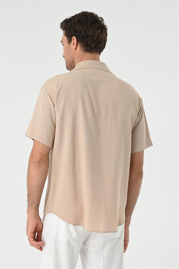 Camisa con detalle de bolsillo y cuello camp beige para hombre - Wessi