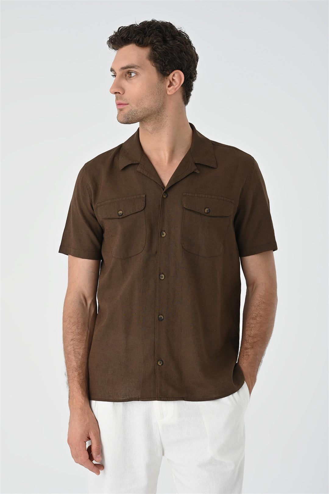 Camisa con detalle de bolsillo y cuello camp marrón para hombre - Wessi