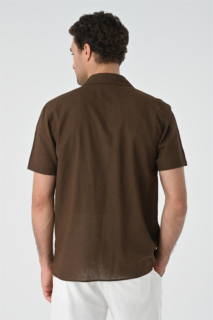 Camisa con detalle de bolsillo y cuello camp marrón para hombre - Wessi