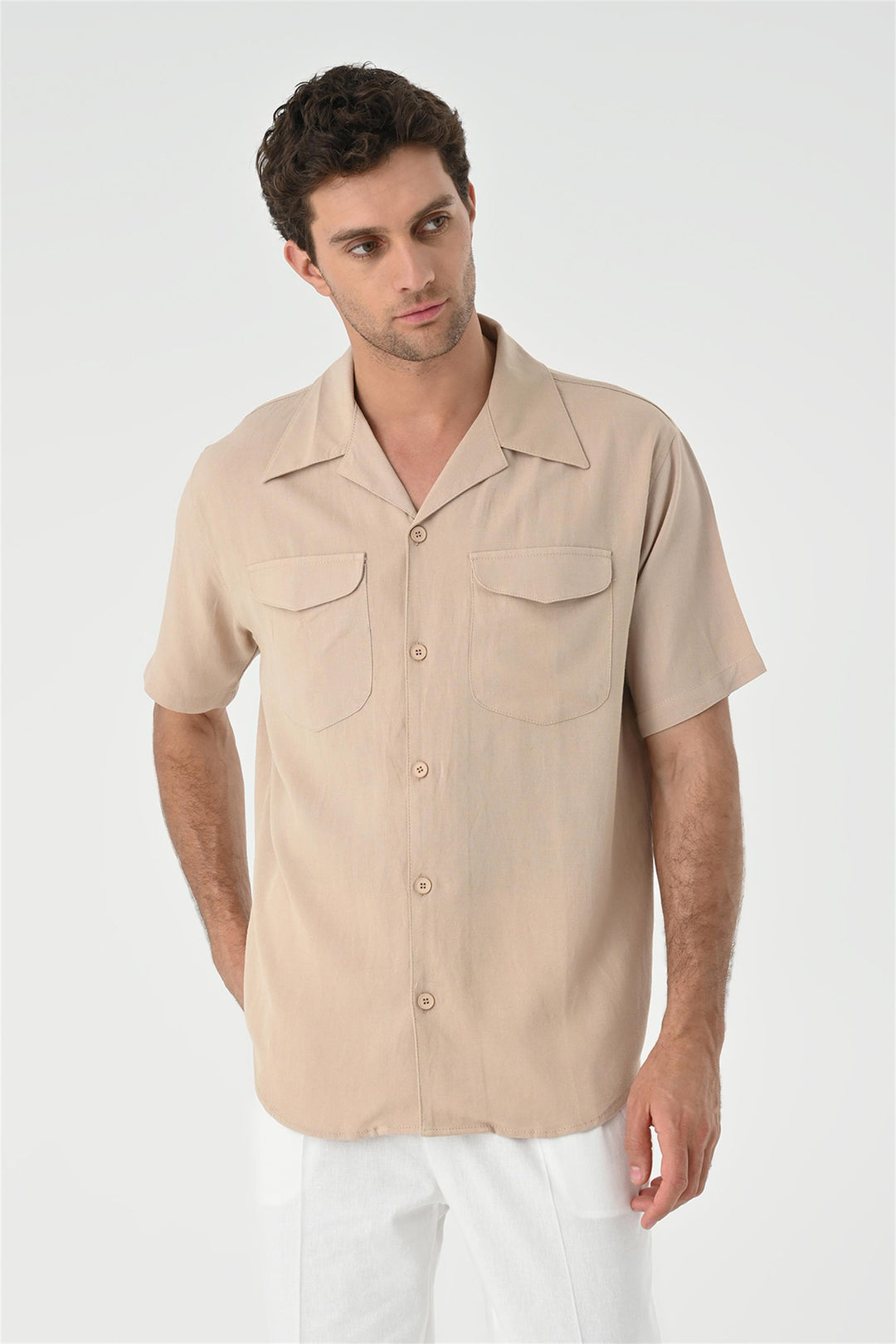 Camisa con detalle de bolsillo y cuello camp beige para hombre - Wessi