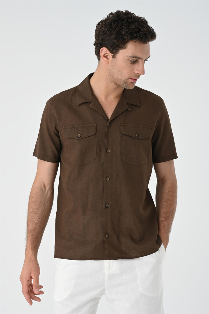 Camisa con detalle de bolsillo y cuello camp marrón para hombre - Wessi