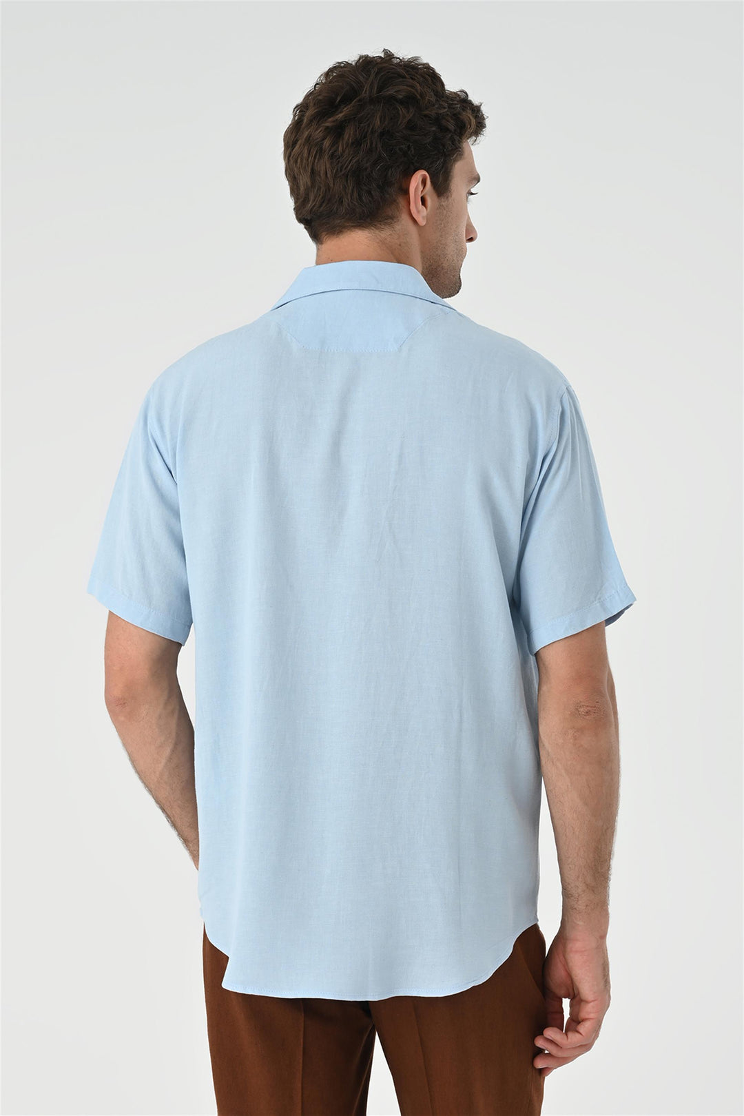 Camisa con detalle de bolsillo y cuello Camp azul para hombre - Wessi