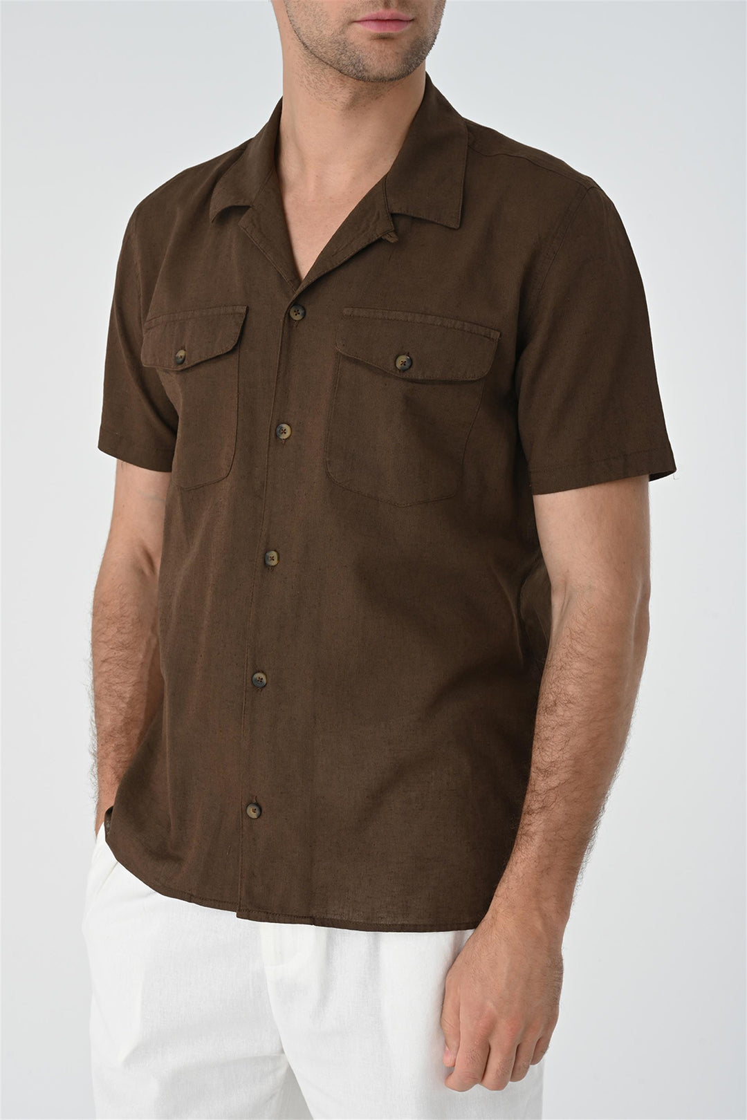 Camisa con detalle de bolsillo y cuello camp marrón para hombre - Wessi