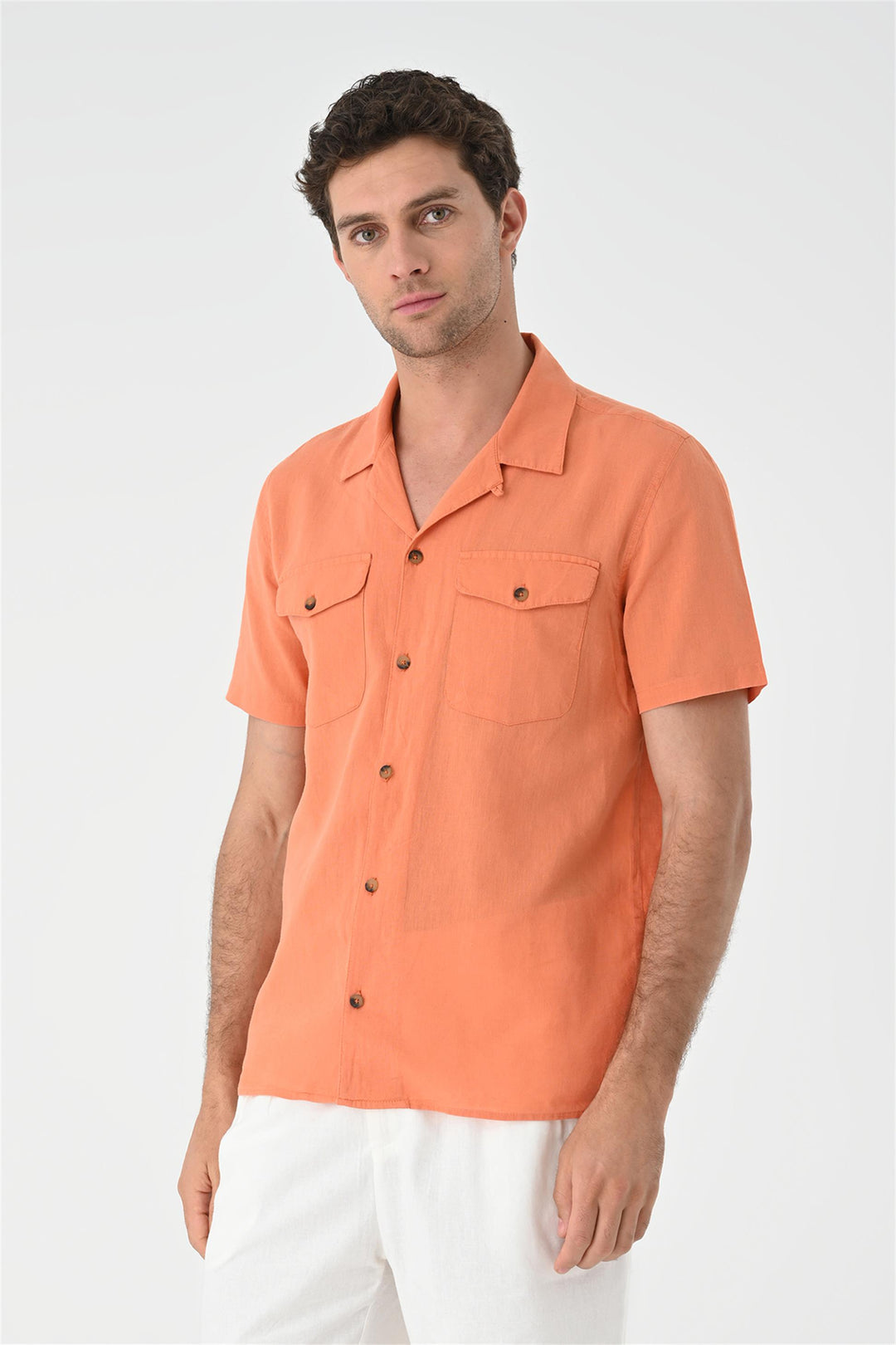 Camisa naranja con detalle de bolsillo y cuello Camp para hombre - Wessi