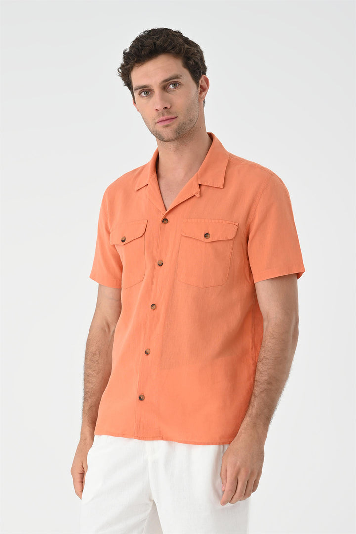 Camisa naranja con detalle de bolsillo y cuello Camp para hombre - Wessi