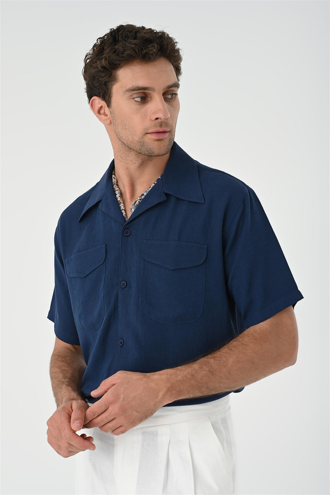 Camisa con detalle de bolsillo y cuello camp azul marino para hombre - Wessi