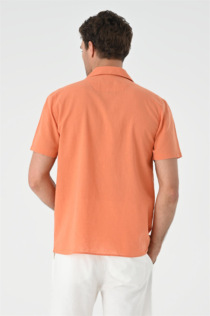 Camisa naranja con detalle de bolsillo y cuello Camp para hombre - Wessi