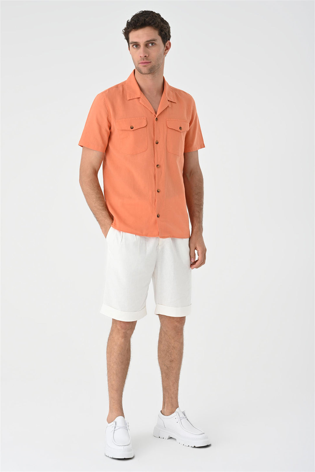 Camisa naranja con detalle de bolsillo y cuello Camp para hombre - Wessi