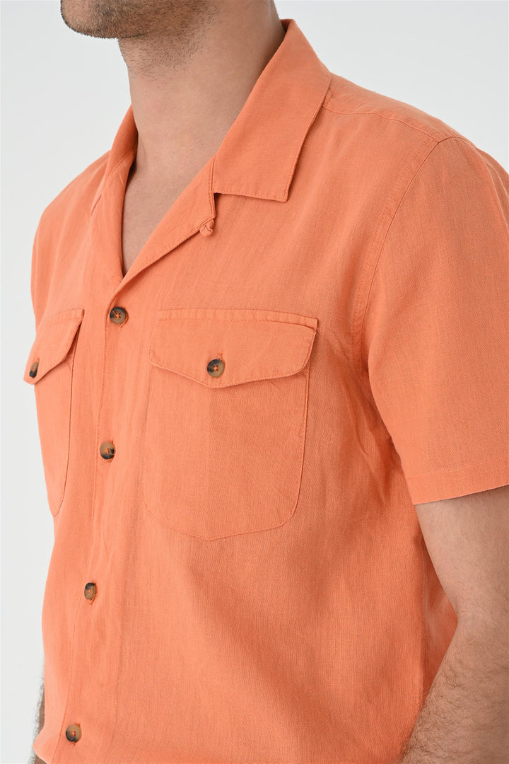 Camisa naranja con detalle de bolsillo y cuello Camp para hombre - Wessi