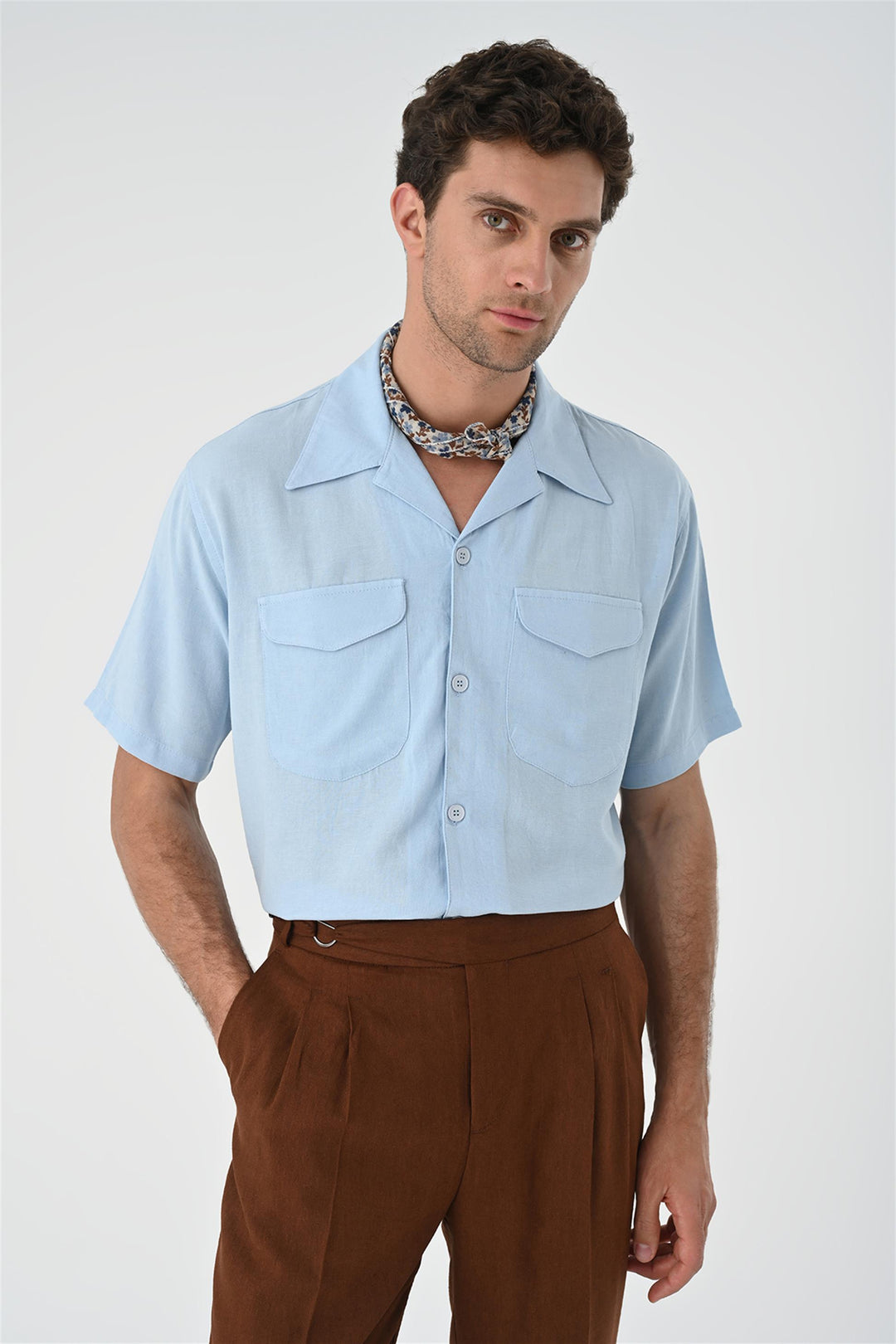 Camisa con detalle de bolsillo y cuello Camp azul para hombre - Wessi