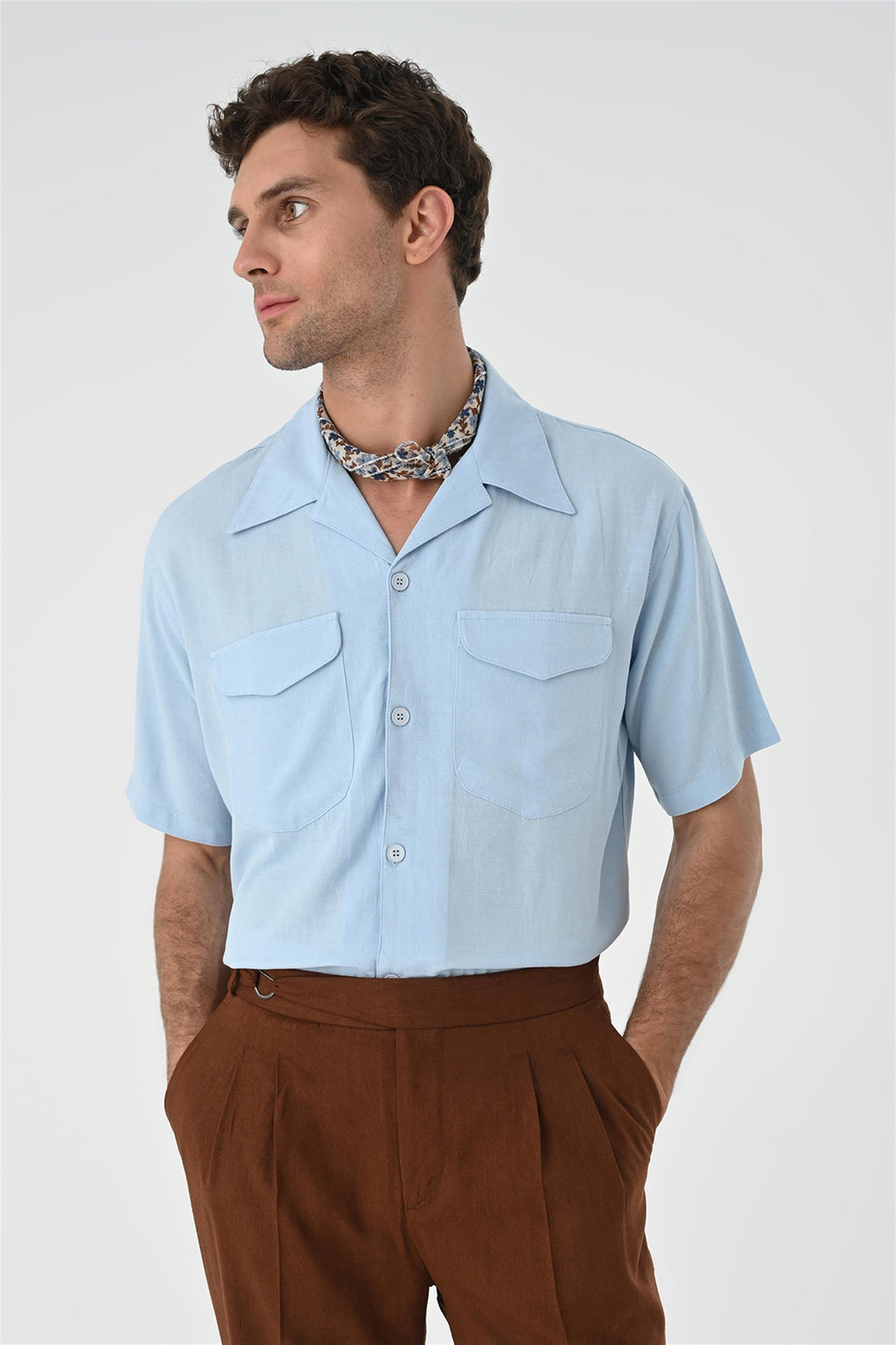 Camisa con detalle de bolsillo y cuello Camp azul para hombre - Wessi