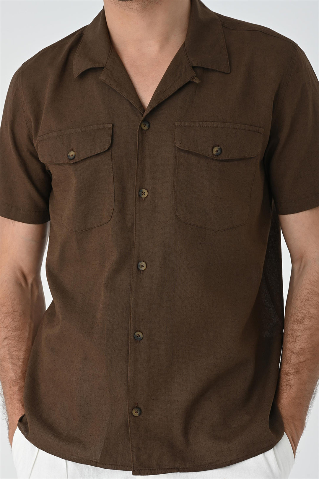 Camisa con detalle de bolsillo y cuello camp marrón para hombre - Wessi