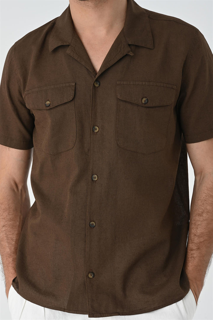 Camisa con detalle de bolsillo y cuello camp marrón para hombre - Wessi