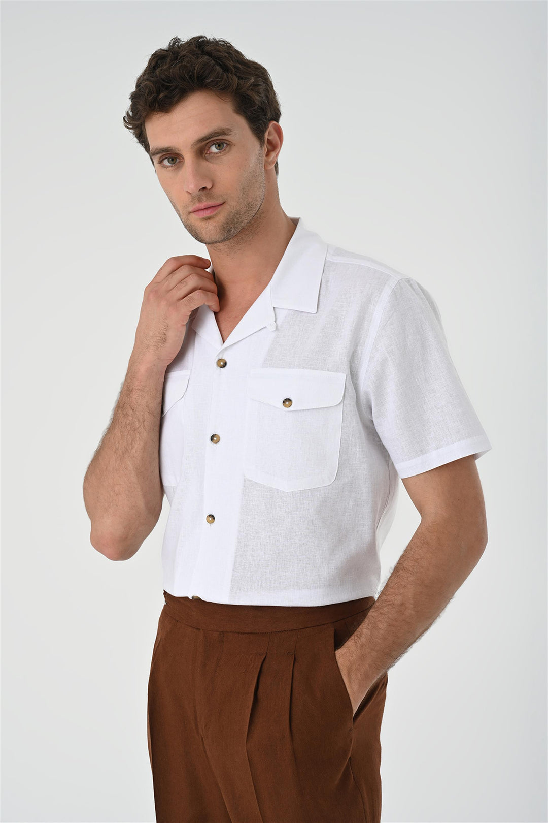 Camisa blanca con detalle de bolsillo y cuello camp para hombre - Wessi