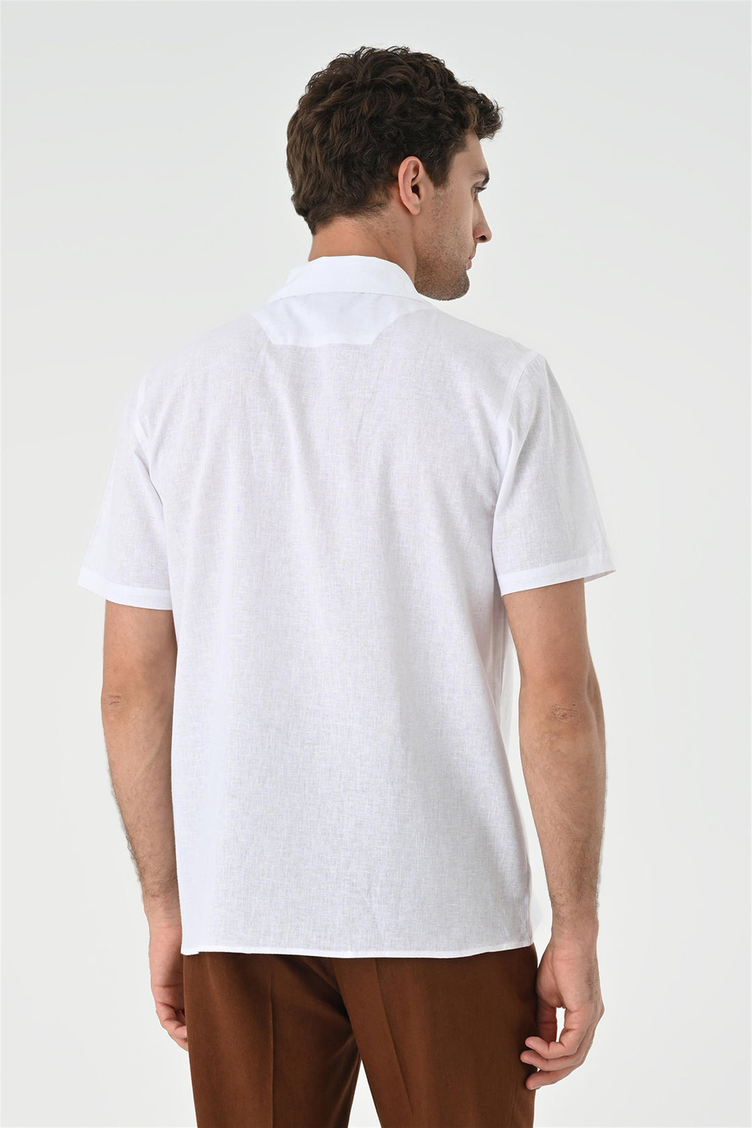 Camisa blanca con detalle de bolsillo y cuello camp para hombre - Wessi