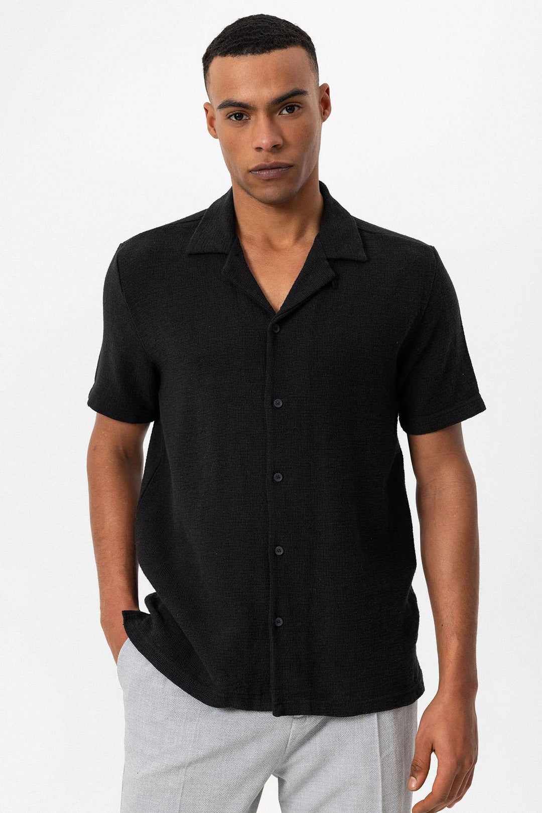 Camisa de hombre con cuello camp texturizado de punto negro - Wessi