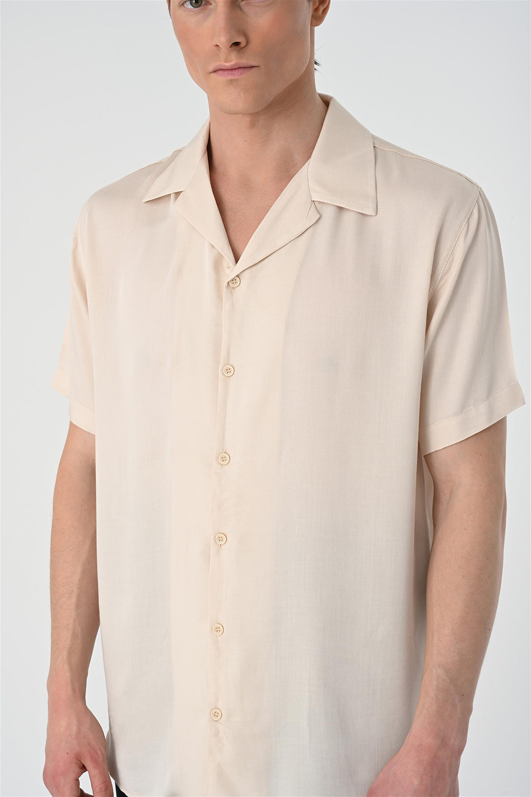 Camisa oversize de manga corta para hombre beige con cuello abierto - Wessi