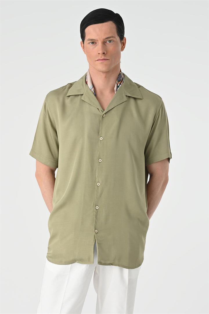 Camisa oversize de manga corta con cuello abierto caqui para hombre - Wessi