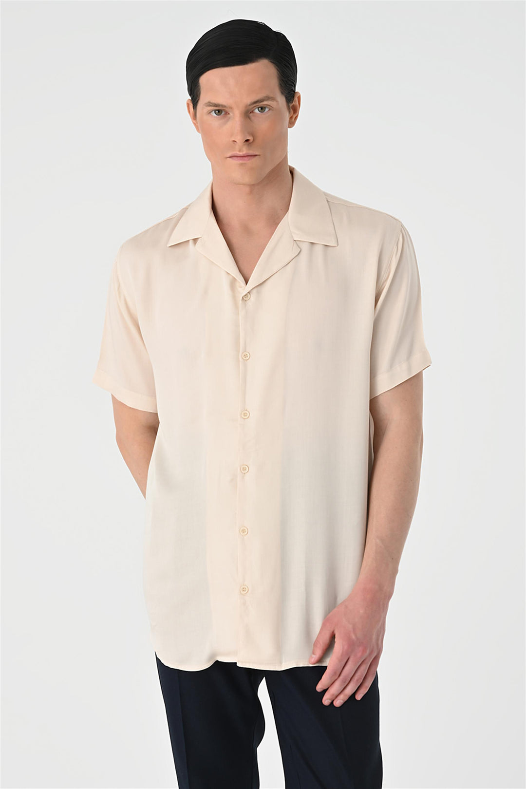 Camisa oversize de manga corta para hombre beige con cuello abierto - Wessi