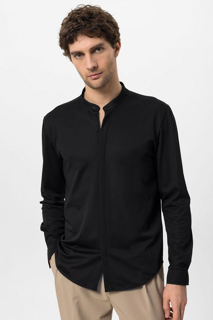 Camisa slim fit de manga larga con botones ocultos y cuello clásico negro para hombre - Wessi