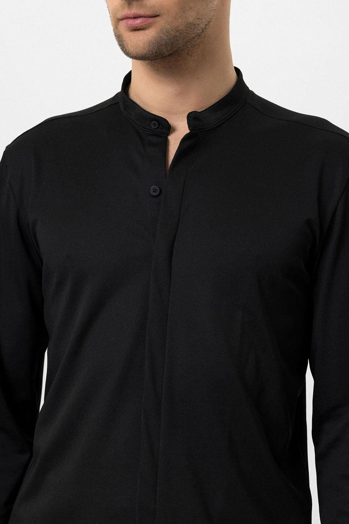 Camisa slim fit de manga larga con botones ocultos y cuello clásico negro para hombre - Wessi