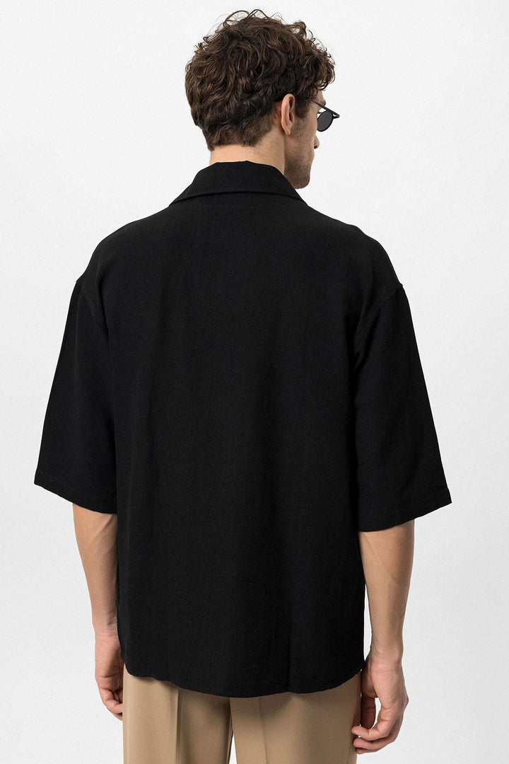 Camisa oversize negra con cierre de botones ocultos y mangas hasta el codo para hombre - Wessi