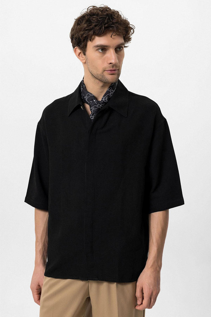 Camisa oversize negra con cierre de botones ocultos y mangas hasta el codo para hombre - Wessi