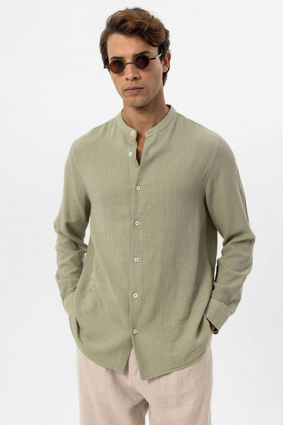 Camisa tejida con cuello mandarín caqui para hombre - Wessi