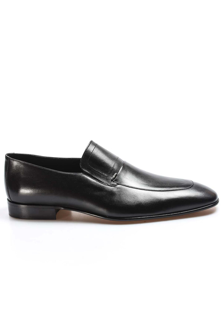 Men's Black Leather Loafers with Sleek Design and Minimal Stitching