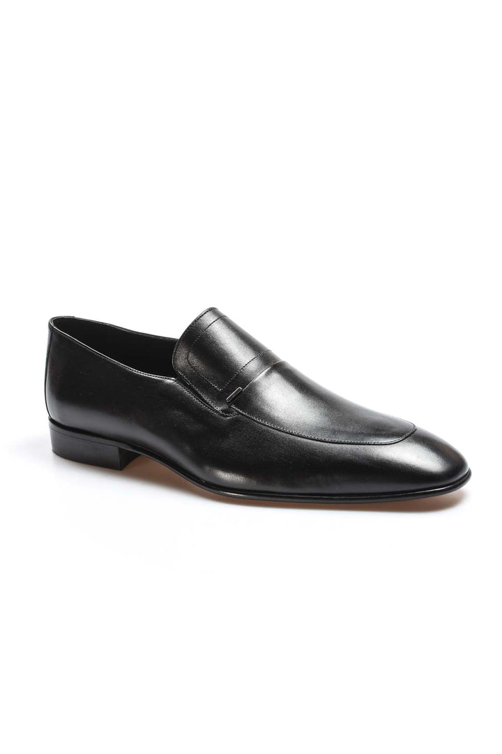 Men's Black Leather Loafers with Sleek Design and Minimal Stitching