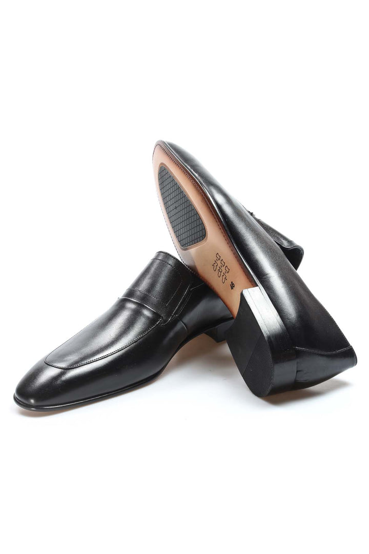 Men's Black Leather Loafers with Sleek Design and Minimal Stitching