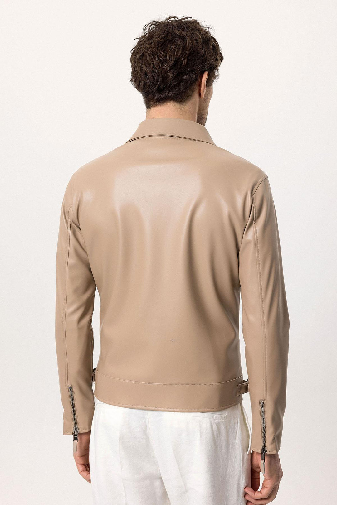 Chaqueta de hombre de piel sintética con mangas con cremallera en color beige - Wessi