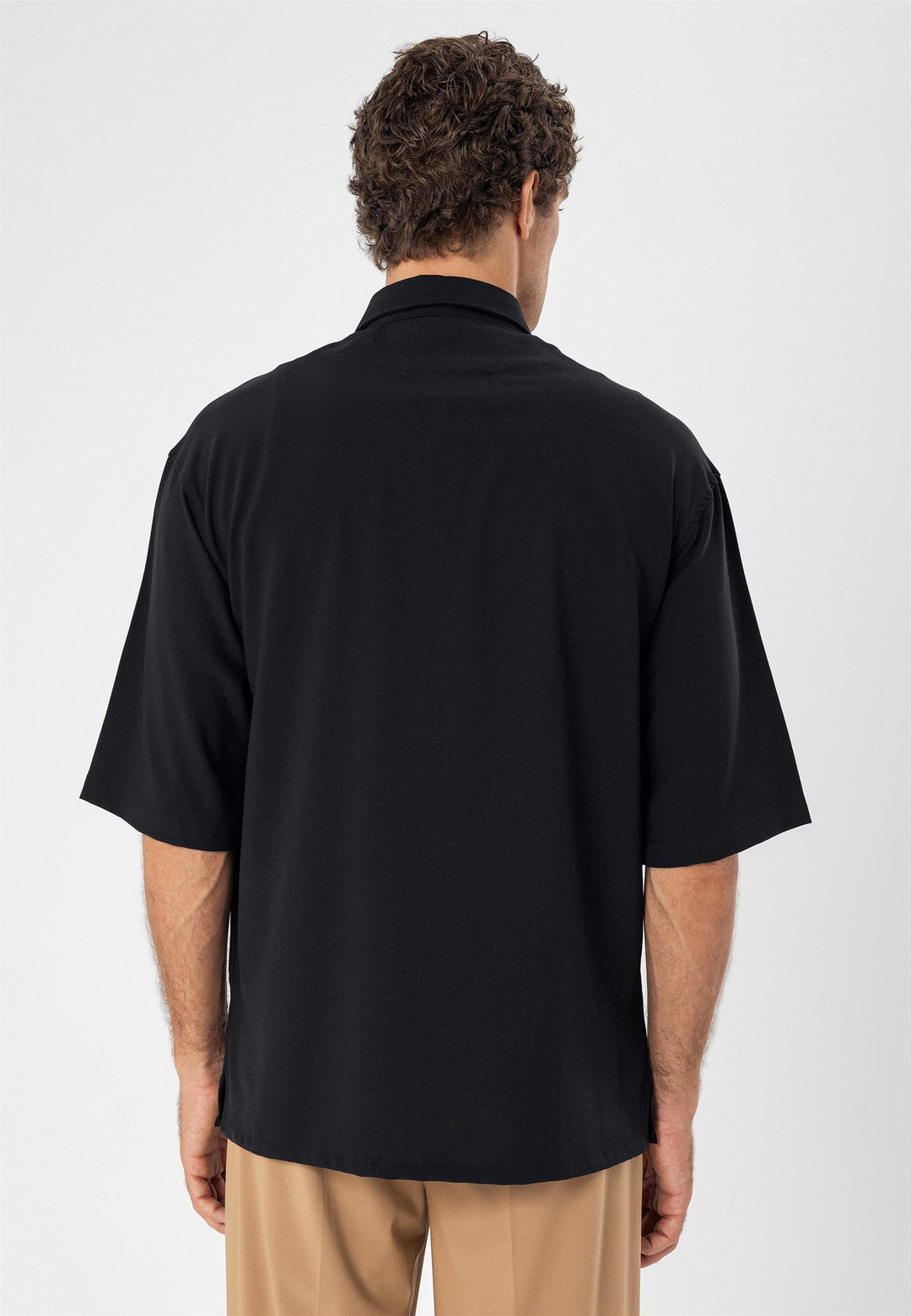 Camisa de hombre negra oversize de manga corta con botones ocultos - Wessi