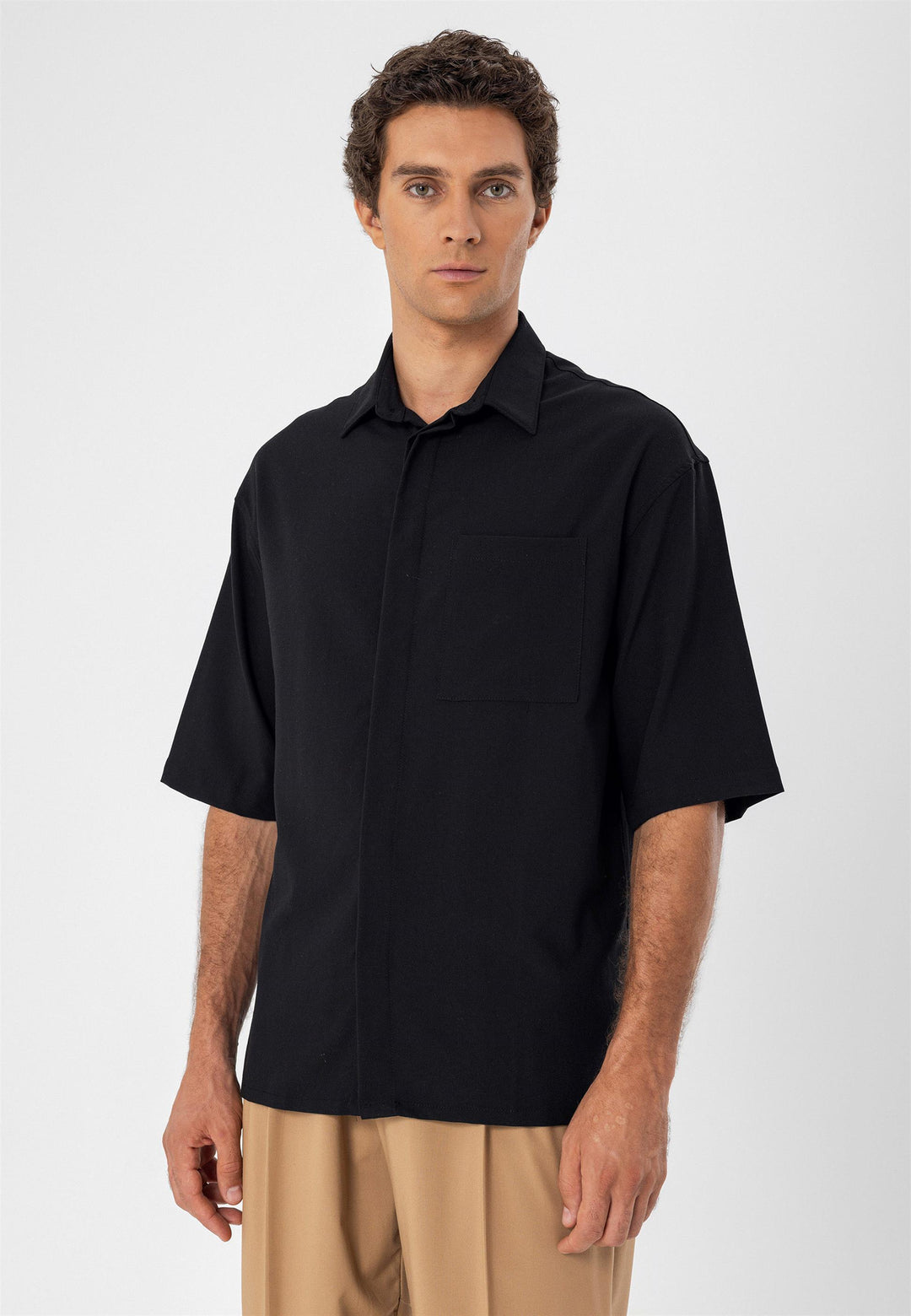 Camisa de hombre negra oversize de manga corta con botones ocultos - Wessi