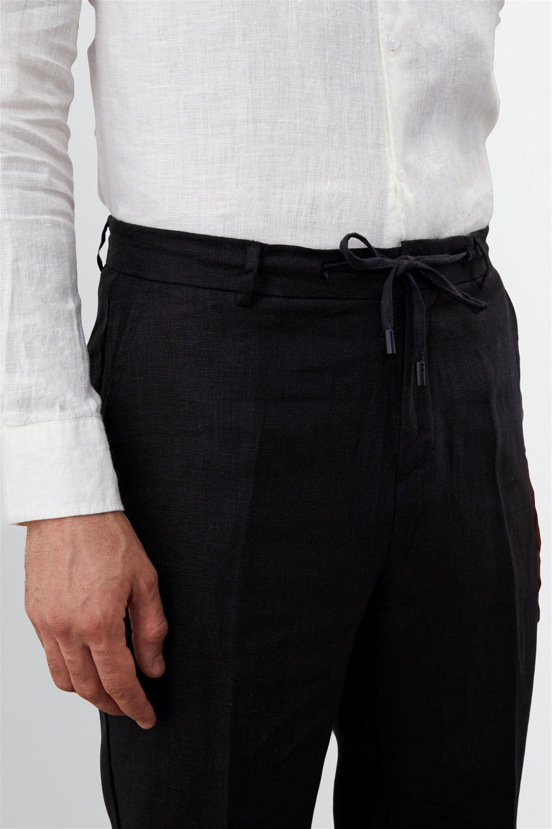 Pantalón de hombre negro con cintura anudada y cintura alta 100% lino - Wessi